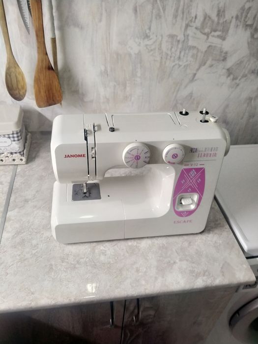 Швейная машина  Janome V 12 Escape белая