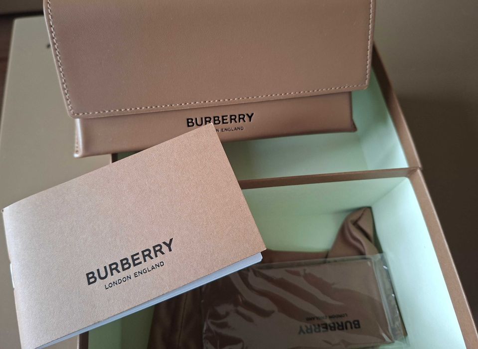 Чисто нови слънчеви очила BURBERRY.