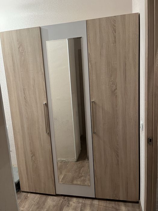 Шкаф с тумбой б/у в хорошем состоянии.