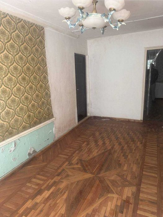 1чи каватда жойлашган квартира сотилади