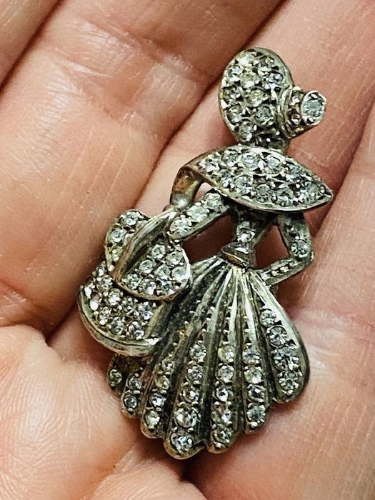 Vand  superba brosa din argint