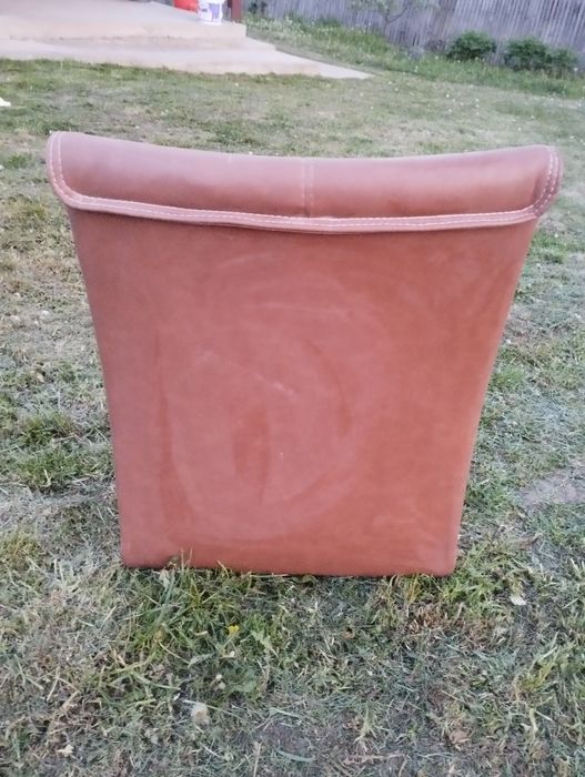 Vand scaune noi fara picioare maro si negre imitatie de piele