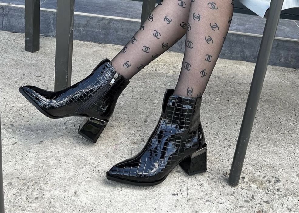 Продам две пары ботильонов белые и черные