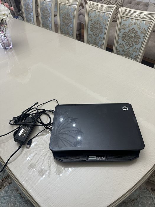 Ноутбук и подставка охлаждающая