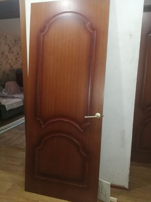 Продам дверь красное дерево не пустая, в входная в кв 50000