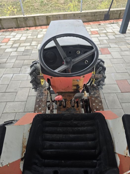 Vand tractoras in stare buna