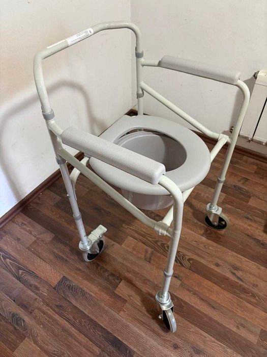 NOU OEFRTĂ 250 lei Vând scaun NOU cu vas de toaleta / WC, pliabil