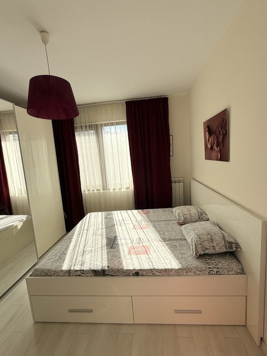 Трикрилен гардероб с плъзгащи врати и спалня