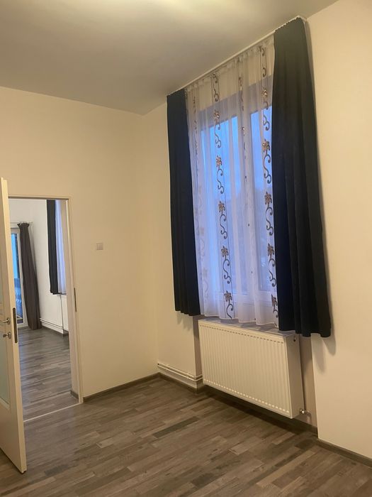 B dul Regele Mihai, etaj 1, nemobilat, semidecomandat,300 euro