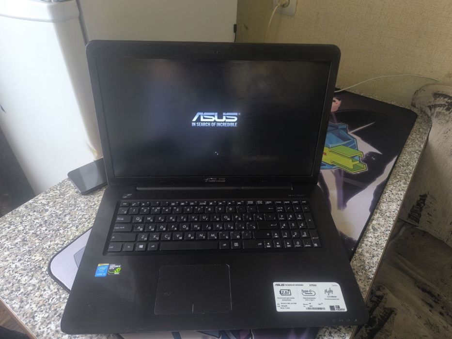 Ноутбук ASUS в идельном состоянии.