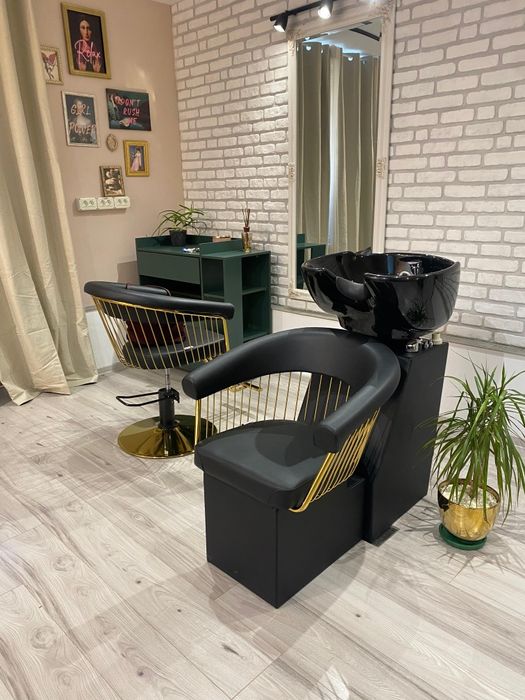 Post coafor în salon nou