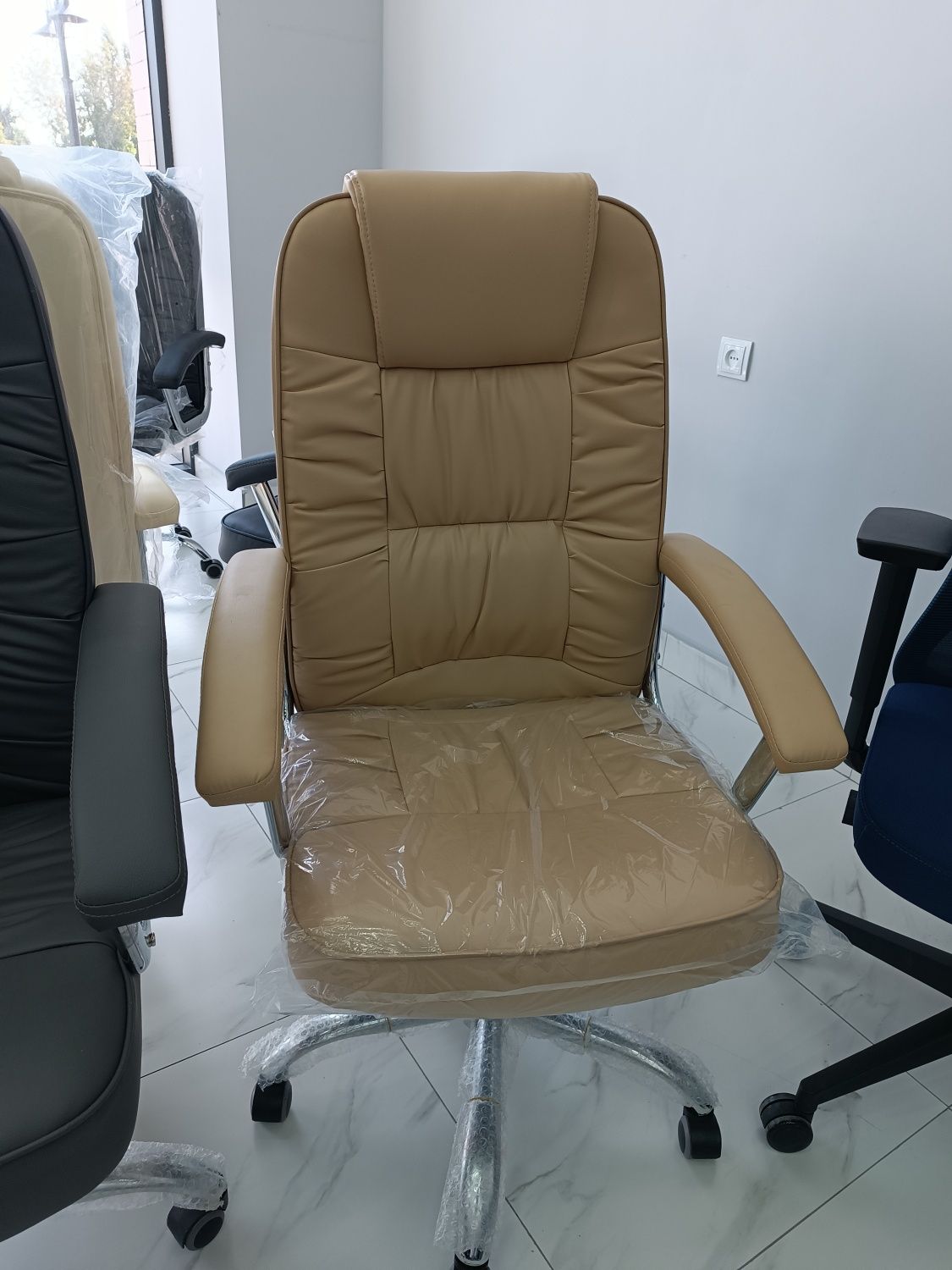 Офисное кресло LEO black  , кресло для руководителей