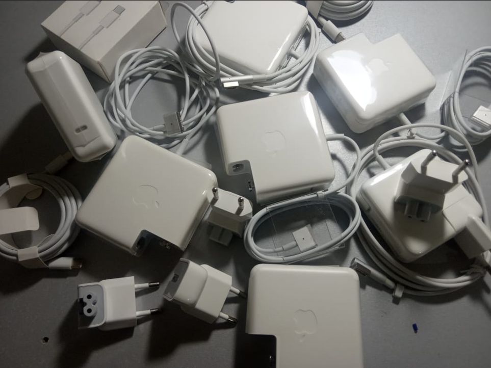 вилка и зарядка, блок питания от макбука (на MacBook)
