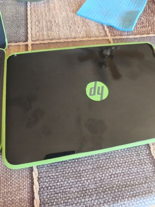 Продават се  два лаптопа hp crome Os +  Към тях Палмър банк 30000