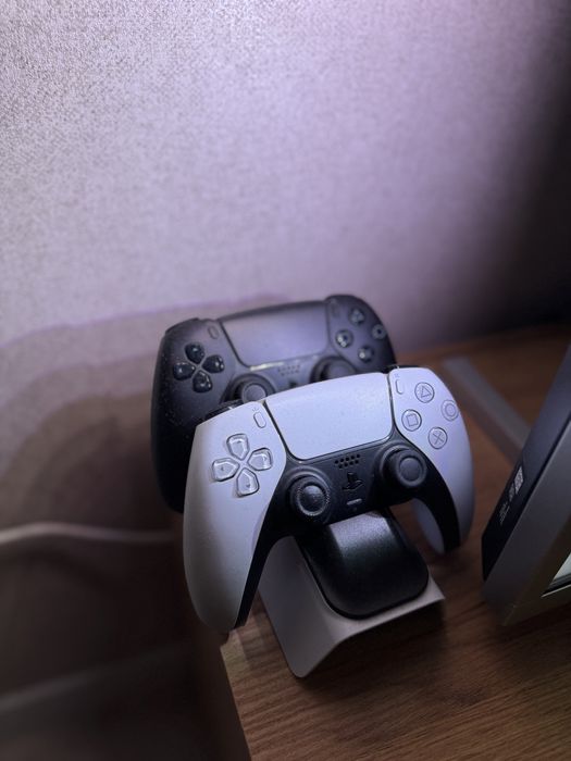Playstation 5 Disc с два джойстика, 5 игри, аксесоари - почти нов PS5