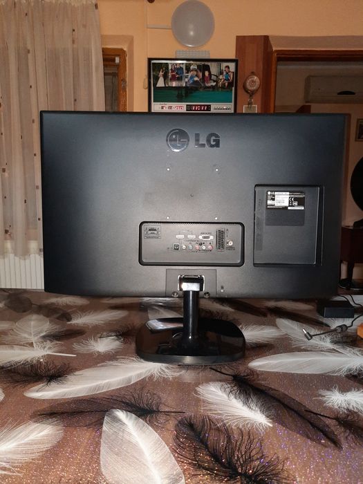 Vând televizor led LG FULL HD diagonala 70 cm cu telecomanda