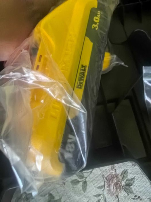 DeWalt Mașină de găurit și înșurubat cu impact 190 NM+2 acumulatori