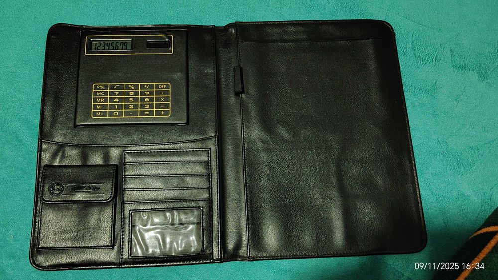 Mapa din piele cu calculator solar