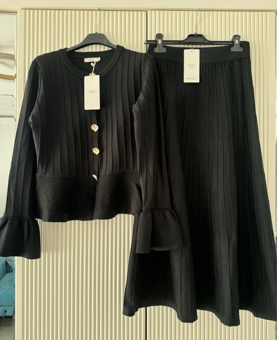 Compleu nou cu fusta