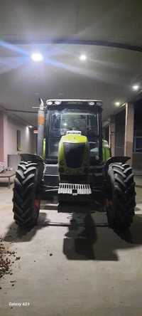Traktor ARION  400