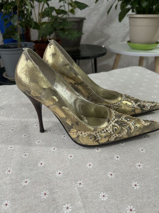 Продаются туфли острый носок