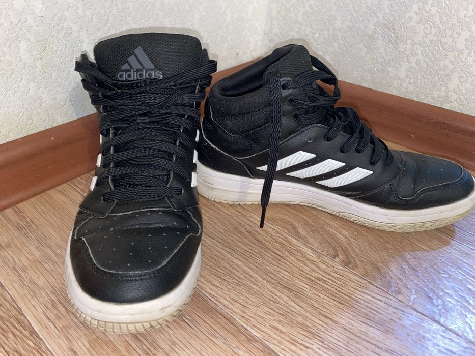 Кроссовка адидас