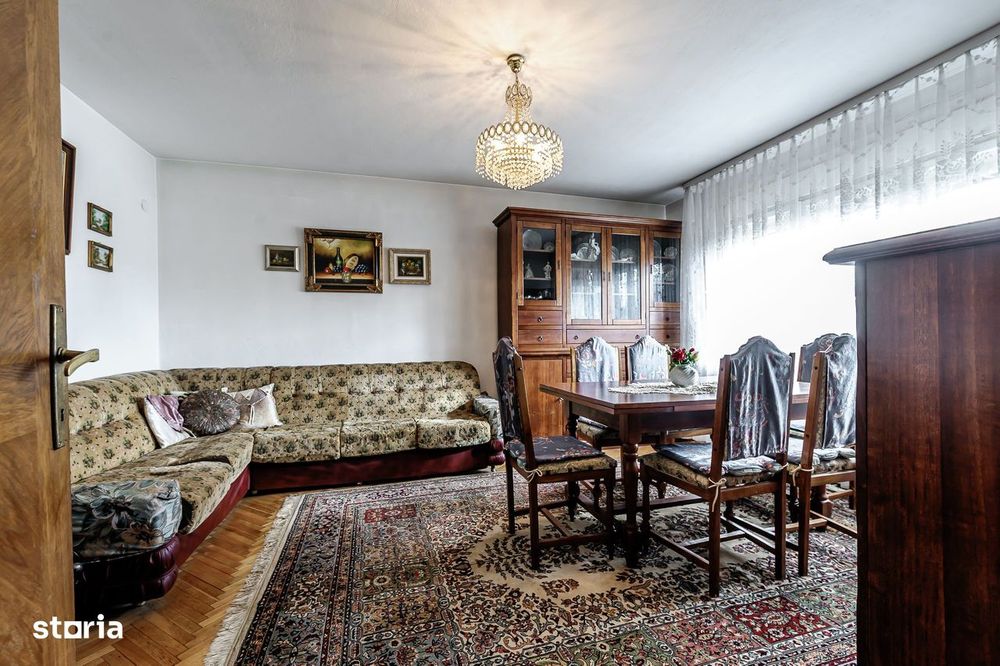 Casă din cărămidă cu 8 camere – zonă liniștită, LIPOVA