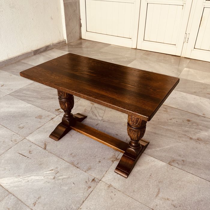 Масивна дървена ретро масичка – резбовани крака, отлично състояние