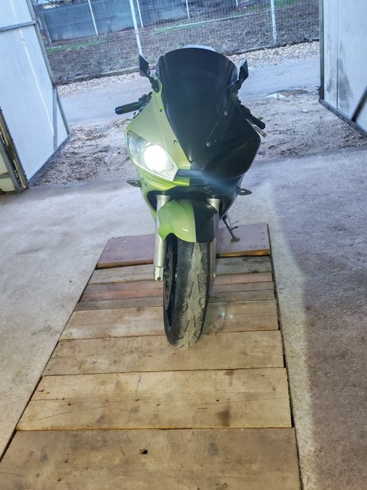 Văd Yamaha r6 carburație An 2001