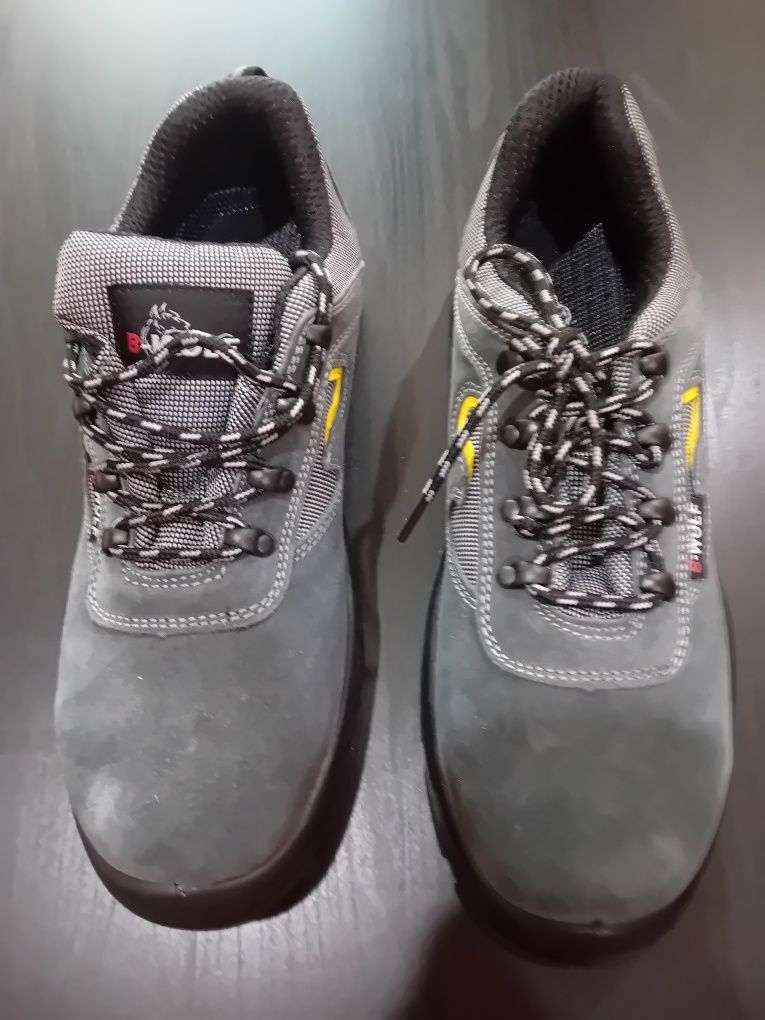Лятна работна обувка с метално бомбе