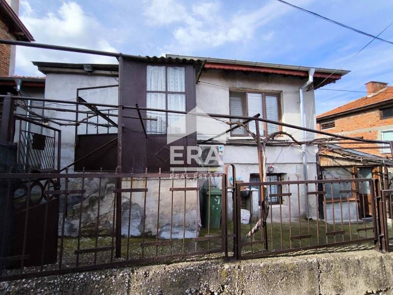 Продава се уютна едноетажна къща с гледка в кв. Хисаря, Хасково!