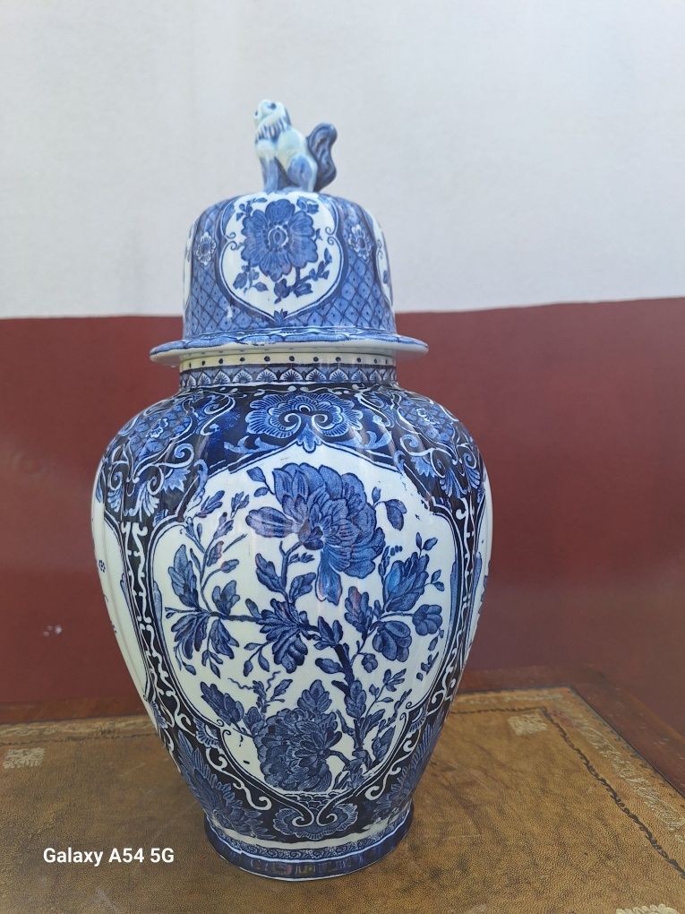 Красива антикварна ваза Royal Delft