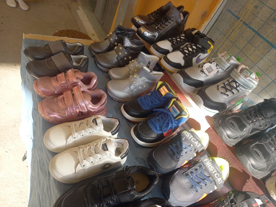 Optom va donaga Detskiy oyoq kiyimlar har xildan bor