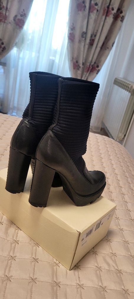 Vand botine din piele