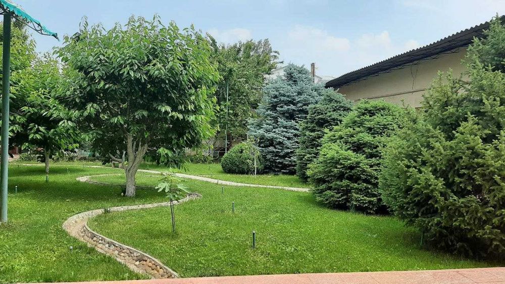 Продаётся двух этажный кирпичный дом в Хасанбае 10 соток