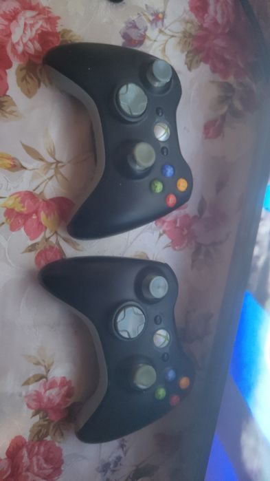 Vând Xbox 360 cu 30 de jocuri 2 manete și accesorii