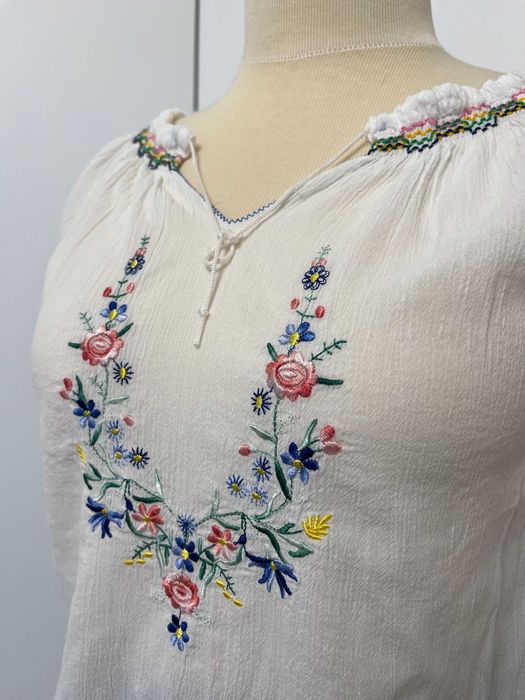 ie/bluza alba cu snur la gat broderie flori colorate, XS