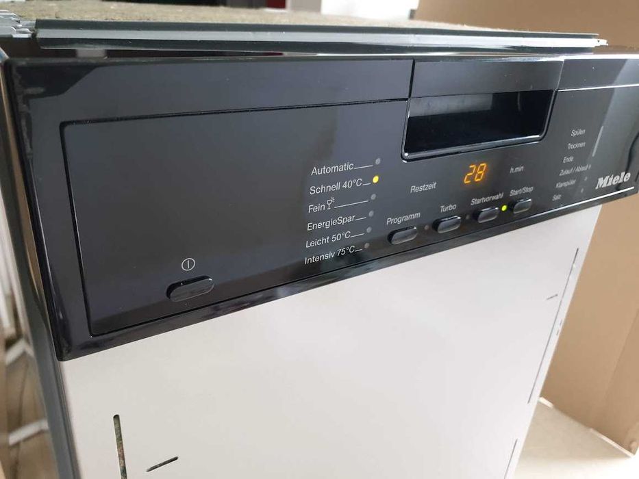 45см - Черно Miele Съдомиялна - 9 Комплекта - Частично Вграждане Тясна