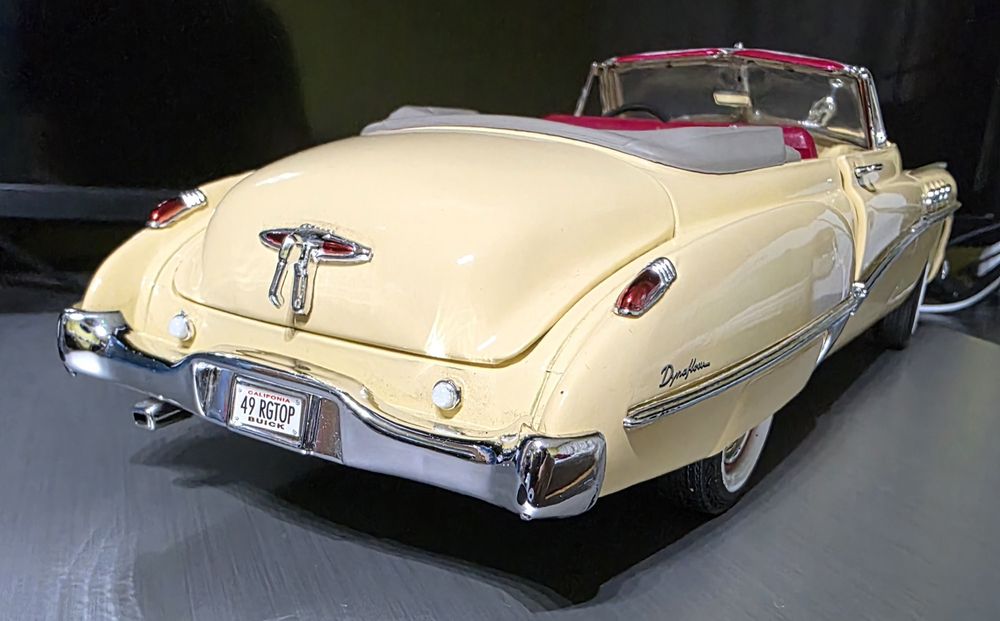 Buik Roadmaster 1949 (1:18)