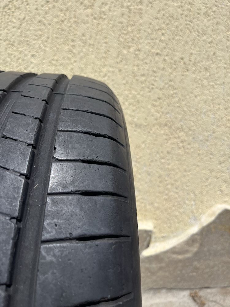 2 бр. летни гуми 225/40/18 Dunlop DOT 1622 4 mm
