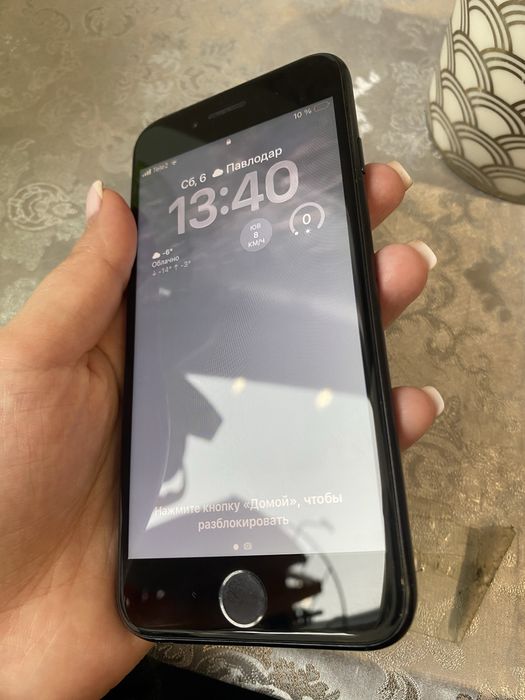 Продам телефон SE 2020 года в хорошем состоянии