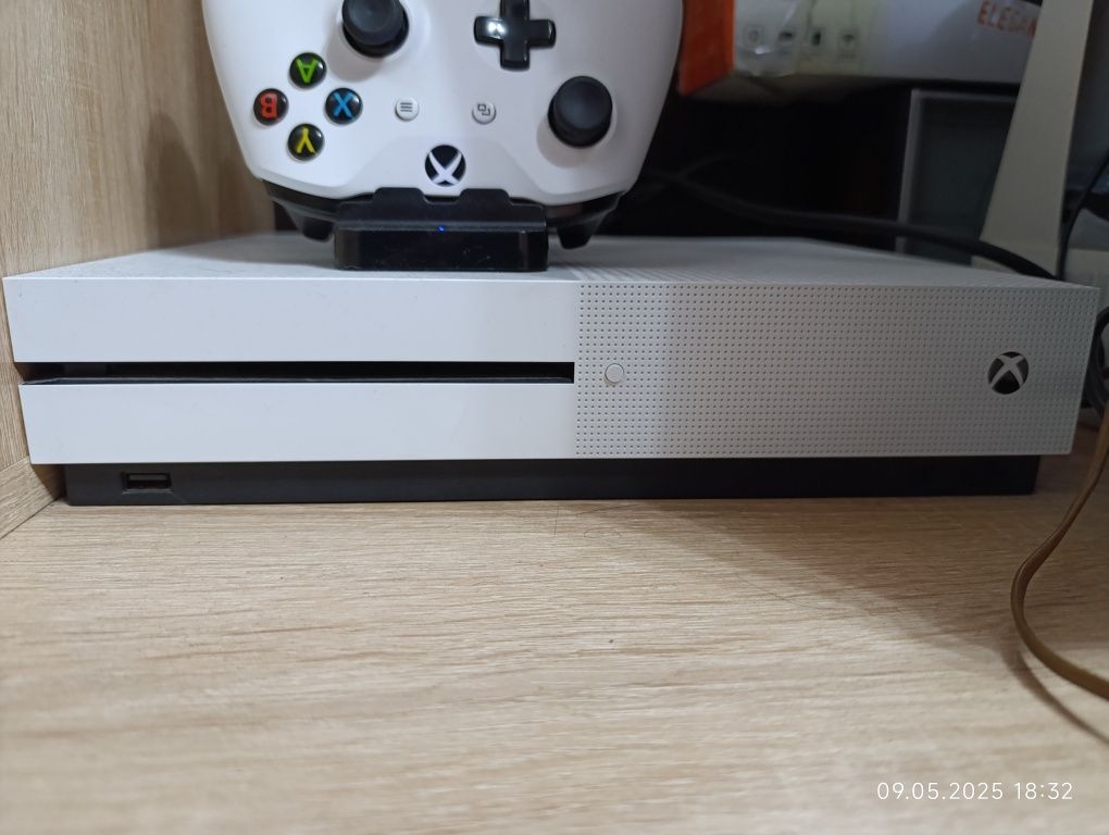 Продам Xbox one s 1tb