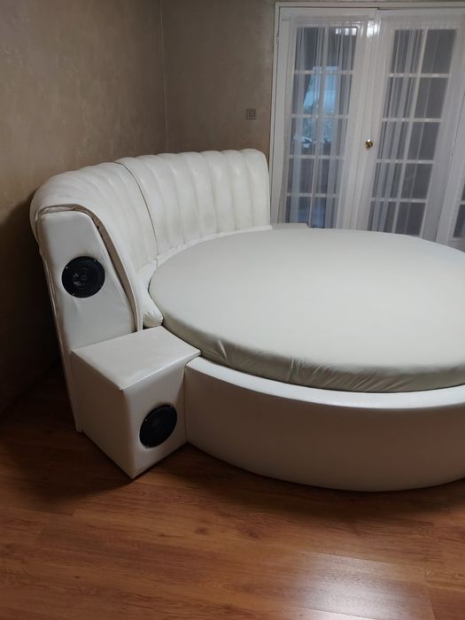 Кръгла спалня с музика