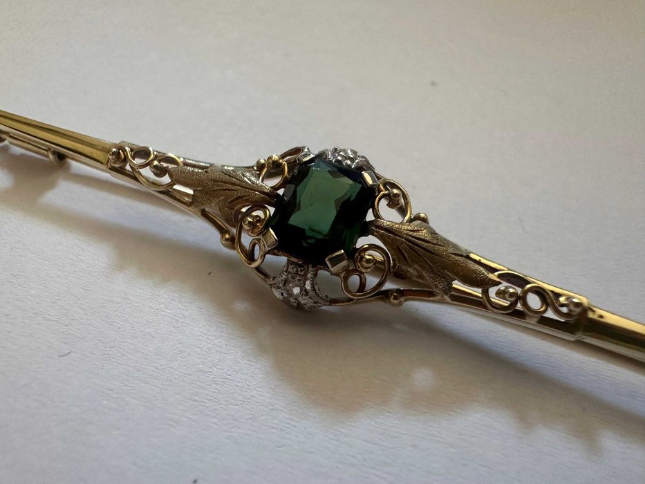 Broșă din aur și platină, decorată cu turmalină și diamante