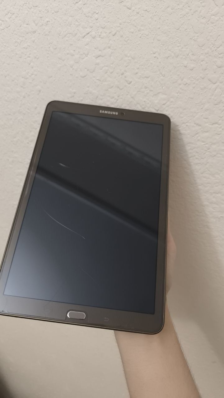 Samsung galaxy tab E планшет :)