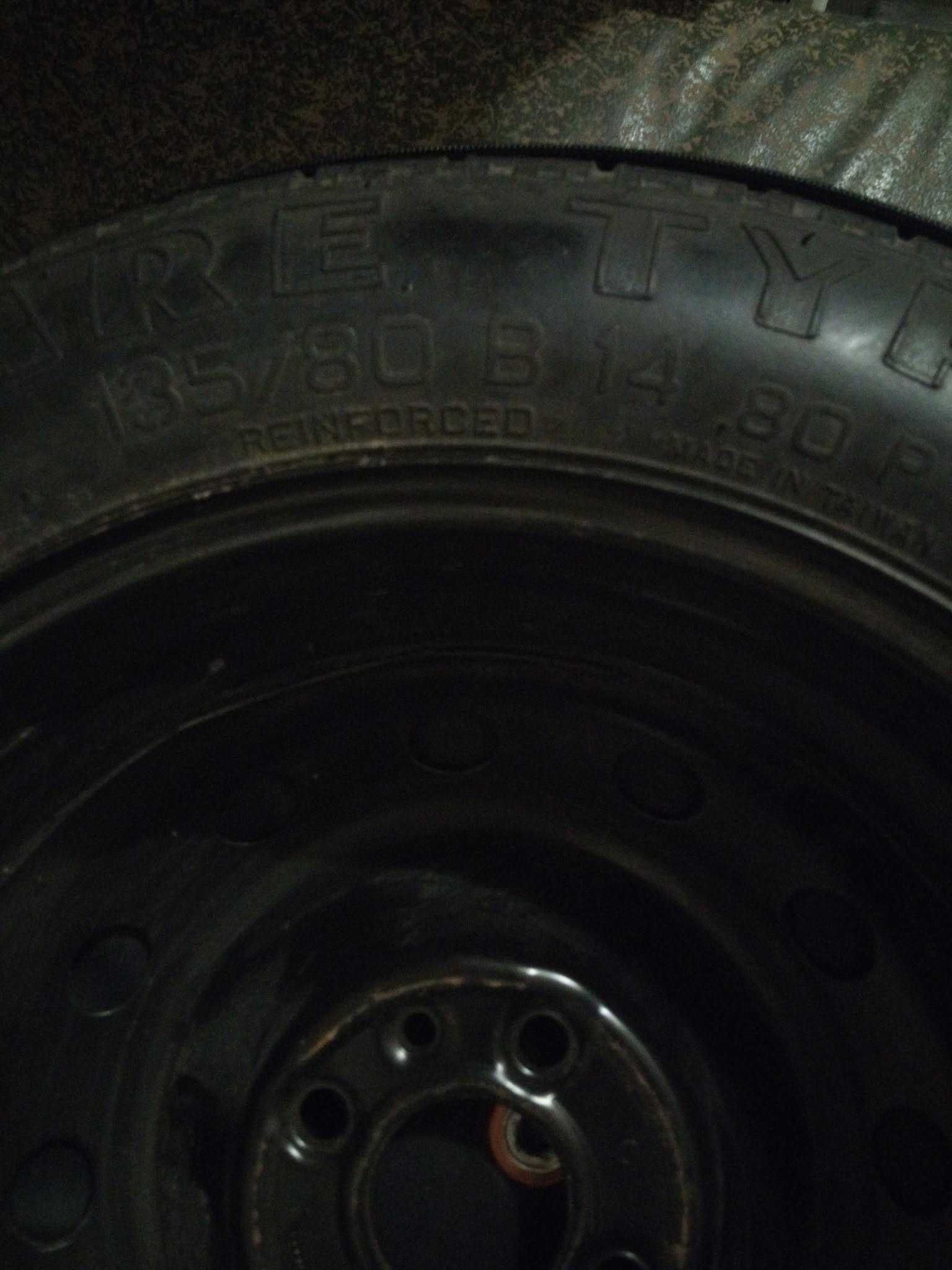 Продавам Резервна гума Pirelli/ Патерица за Фиат 135/80/14