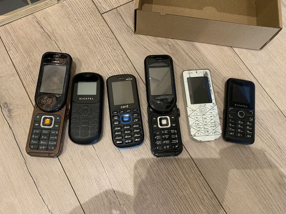 Лот от 6 телефона, пет от тях са работели до последно.