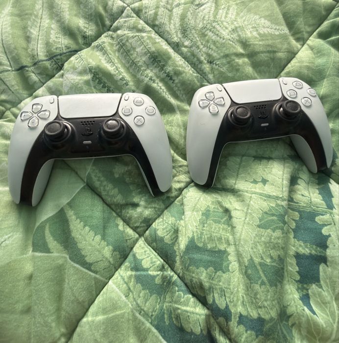 2-PS5 контролери,1 тонколона и 2 броя безжични слушалки.