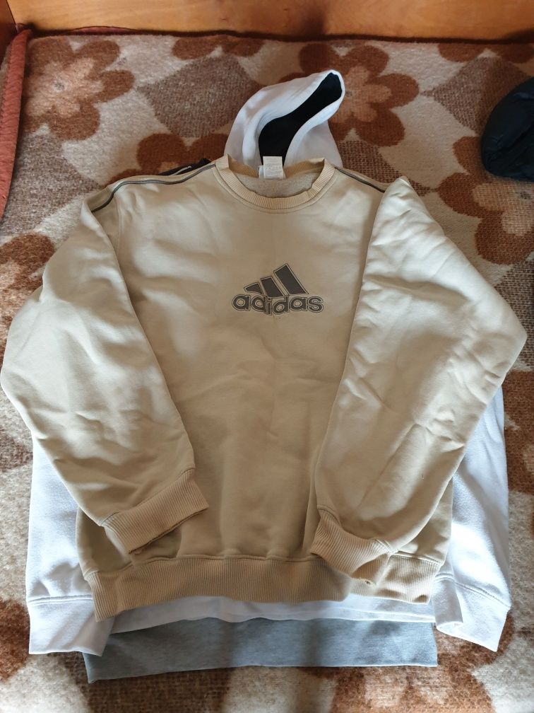 Flanele nike  ,adidas mărimea m si aia grie e xl