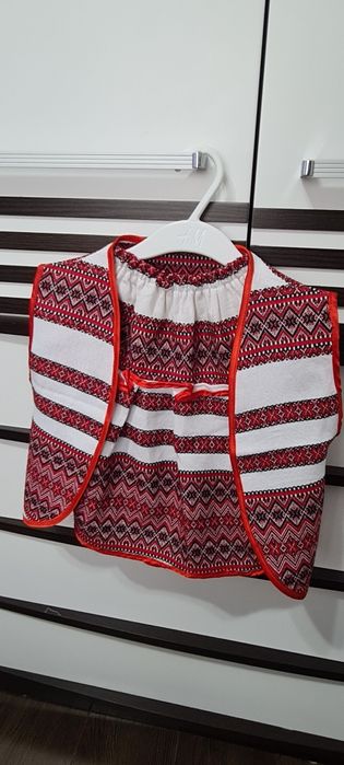 Vând set fustă-vestă fetițe.